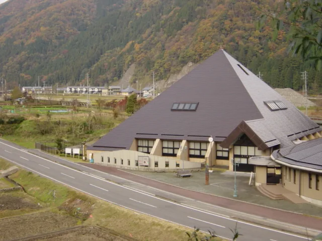 根尾谷地震断層観察館（本巣市）（www.city.motosu.lg.jp の掲載画像）