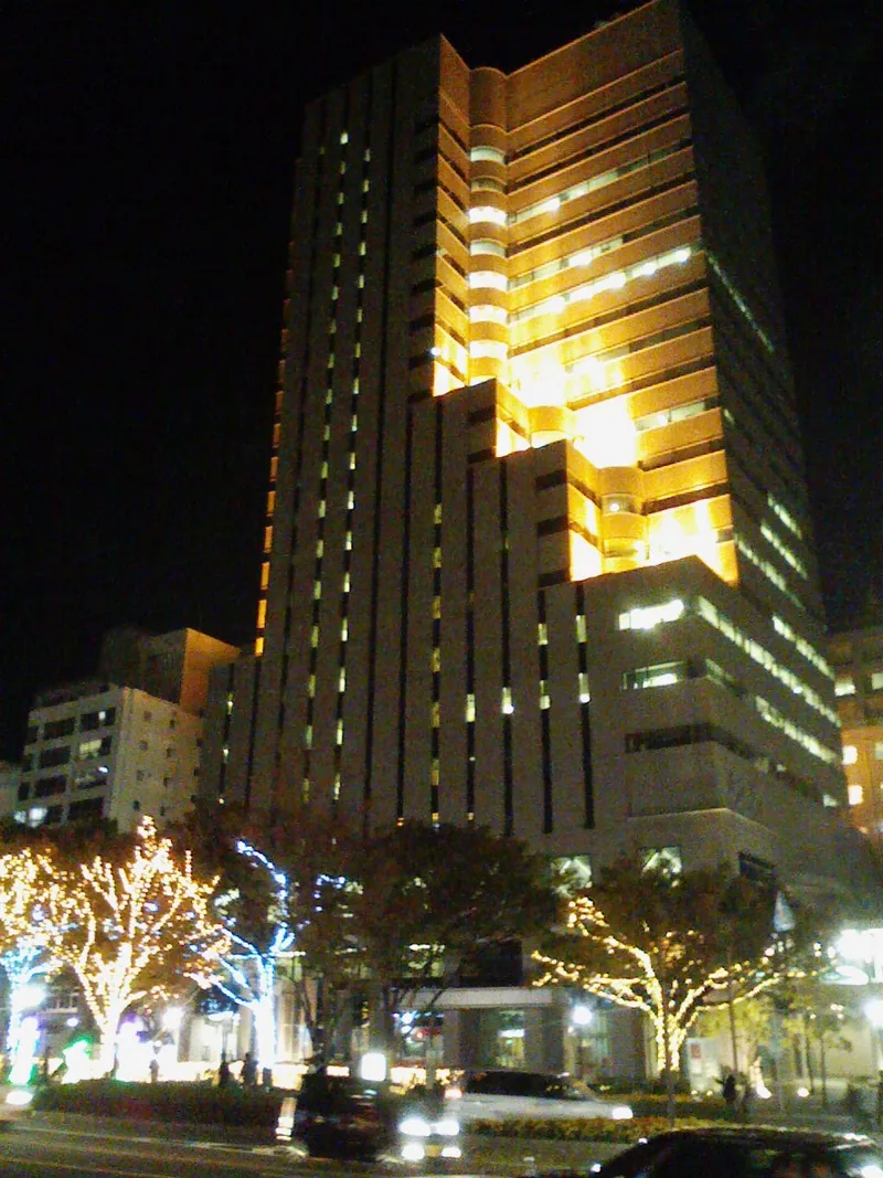 NHK広島放送局のビル（夜景）（ウィキメディア・コモンズ）