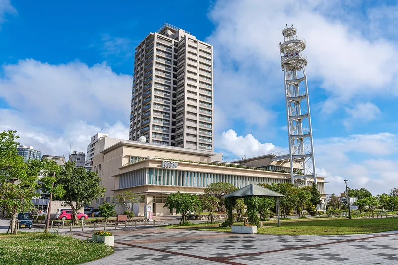 NHK沖縄放送局の建物（ウィキメディア・コモンズ）