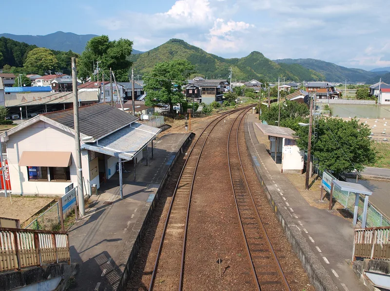 イメージ：蔵の最寄りの伊予宮野下駅（ウィキメディア・コモンズ）
