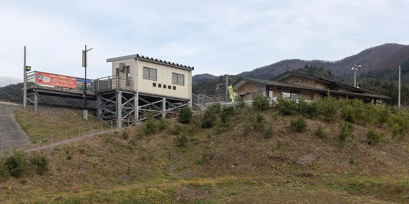 イメージ：三陸鉄道 陸前赤崎駅（学習館のある赤崎地区）（ウィキメディア・コモンズ）