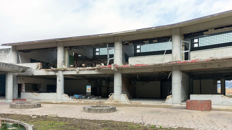 大川小学校の被災した教室（ウィキメディア・コモンズ）