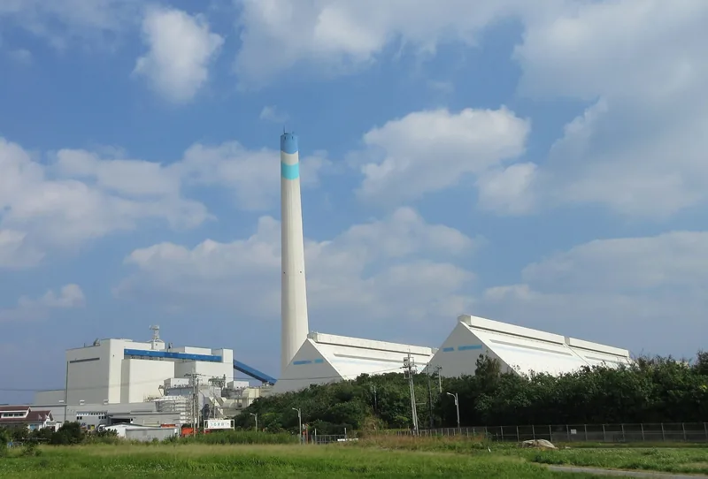 具志川火力発電所（ウィキメディア・コモンズ）
