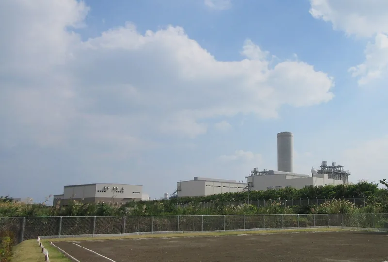 イメージ：沖縄電力の吉の浦火力発電所（ウィキメディア・コモンズ）