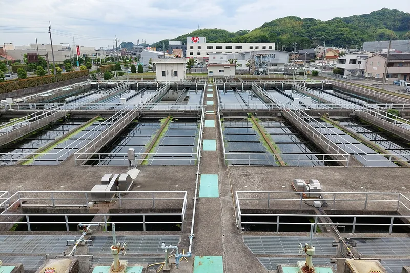 イメージ：下水処理場の水処理施設（松山市の中央浄化センター）（ウィキメディア・コモンズ）