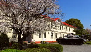 大村駐屯地の史料館「鎮西精武館」。桜の咲く春の外観