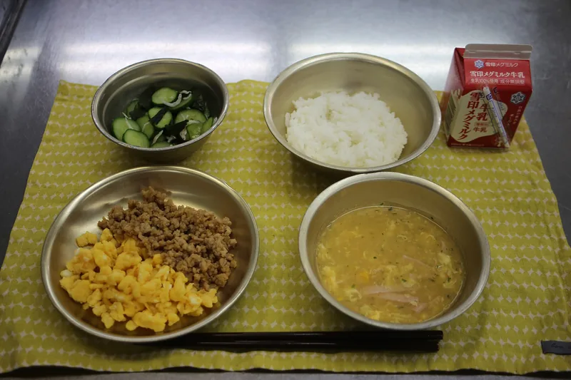 イメージ：学校給食（ウィキメディア・コモンズ）
