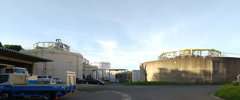 イメージ：下水処理場の消化タンク（福岡市東部水処理センター）（ウィキメディア・コモンズ）