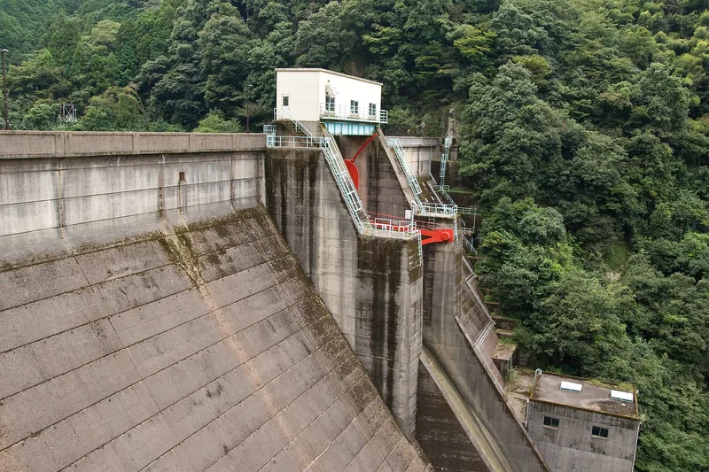 鹿森ダムの堤体（ウィキメディア・コモンズ）