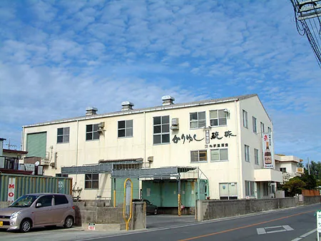 新里酒造 工場見学（うるま市・泡盛）（ウィキメディア・コモンズ）