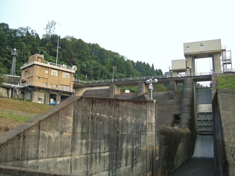 白岩川ダム（ウィキメディア・コモンズ）