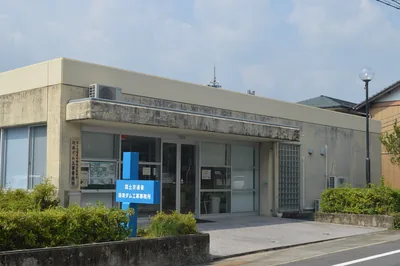 イメージ：設楽ダム工事事務所（ウィキメディア・コモンズ）