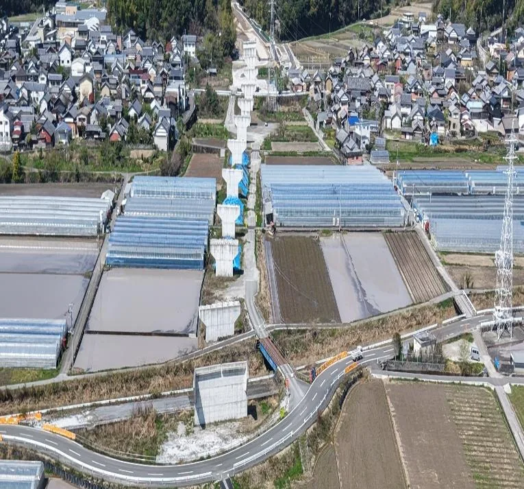 安芸道路黒鳥高架橋上部P2-P7工事（www.skr.mlit.go.jp の告知画像）