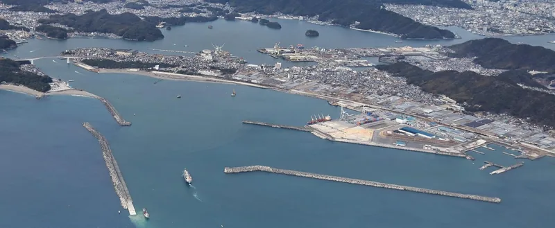 高知港三里地区国際物流ターミナル整備事業 高知港三里地区防波堤改良事業（www.skr.mlit.go.jp の告知画像）