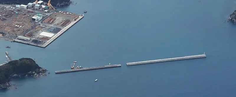 宿毛湾港池島地区防波堤改良事業（www.skr.mlit.go.jp の告知画像）