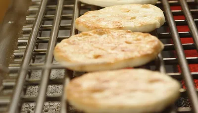 草加煎餅 丸草一福 手焼き体験・工場見学（草加）（www.sokasenbei.co.jp の掲載画像）