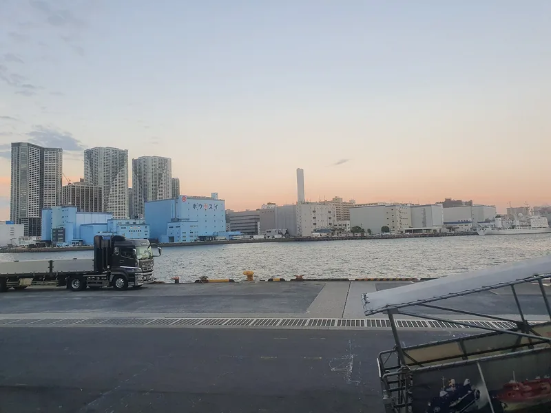 イメージ：東京湾岸の埠頭の夕景（ウィキメディア・コモンズ）