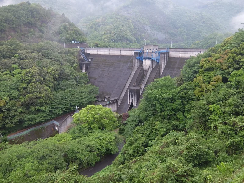 須賀川ダムの堤体（ウィキメディア・コモンズ）