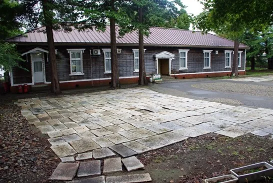 高田駐屯地郷土記念館の正面。旧陸軍野砲兵第19連隊の将校集会所