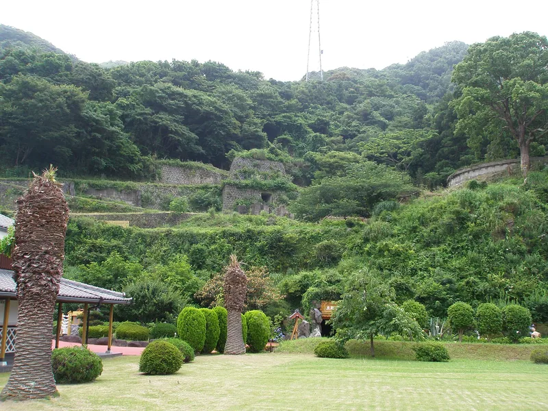 土肥金山の坑道跡（ウィキメディア・コモンズ）