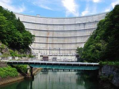 矢木沢ダムの堤体（ウィキメディア・コモンズ）