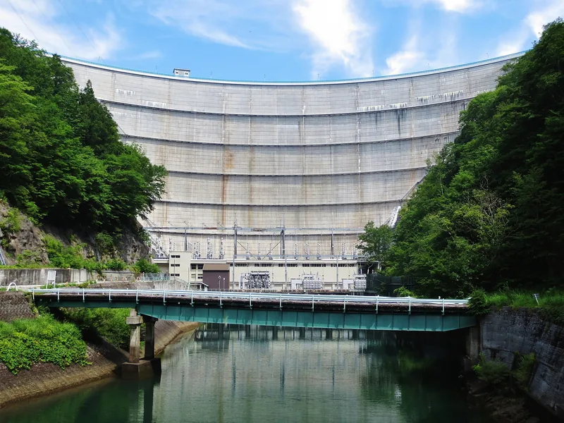 矢木沢ダムの堤体（ウィキメディア・コモンズ）