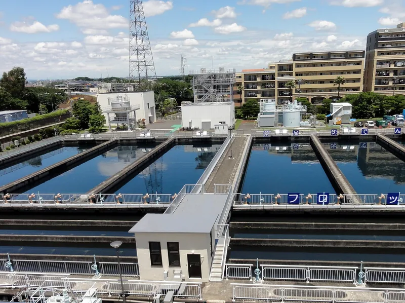 イメージ：浄水場の沈殿池（川崎市の長沢浄水場）（ウィキメディア・コモンズ）