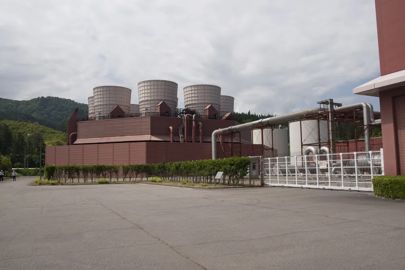 柳津西山地熱発電所PR館（ウィキメディア・コモンズ）