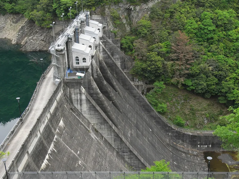 柳瀬ダムの堤体（ウィキメディア・コモンズ）