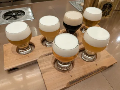 YEBISU BREWERY TOKYO のテイスティングボードに並ぶヱビスビール6杯