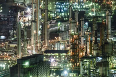 イメージ：四日市の工場夜景（ウィキメディア・コモンズ）