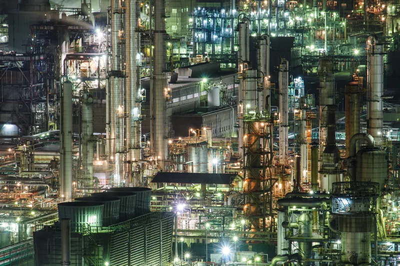 イメージ：四日市の工場夜景（ウィキメディア・コモンズ）