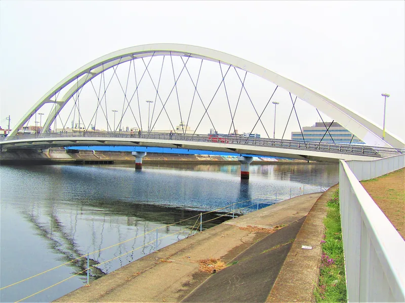 イメージ：処理水を放流する鶴見川（鶴見川橋）（ウィキメディア・コモンズ）