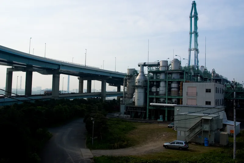 イメージ：下水処理場（東京都の葛西水再生センター）（ウィキメディア・コモンズ）