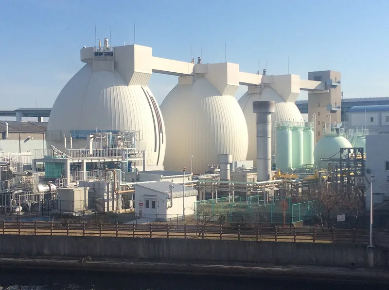 イメージ：下水処理場の消化タンク（神戸市東灘処理場）（ウィキメディア・コモンズ）